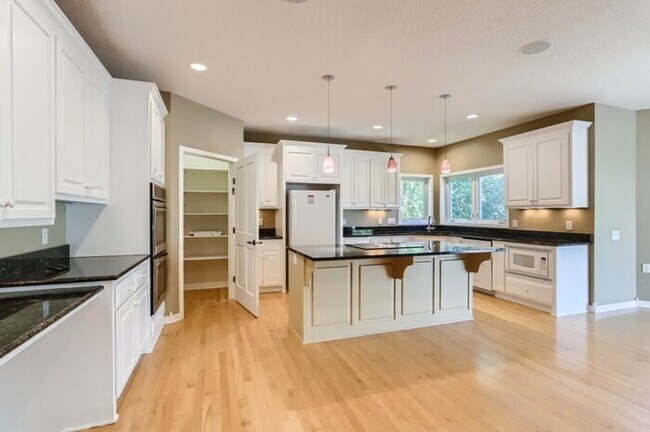 Building Photo - 10710 Crestridge Dr, Minnetonka, MN, 55305