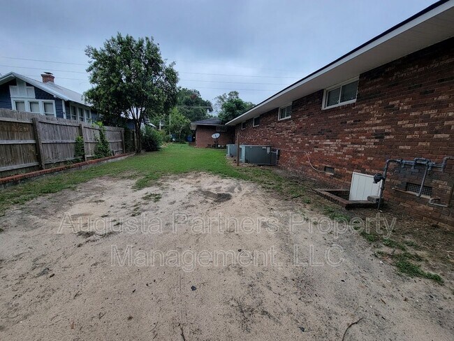 Building Photo - 1517 Whitney St