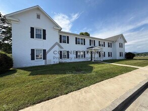 Building Photo - 6502 Carefree Ln