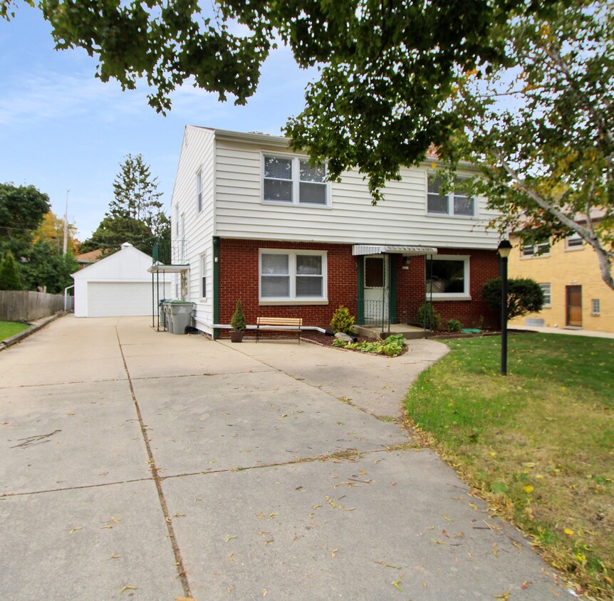 Front of House - 2637 S 51st St