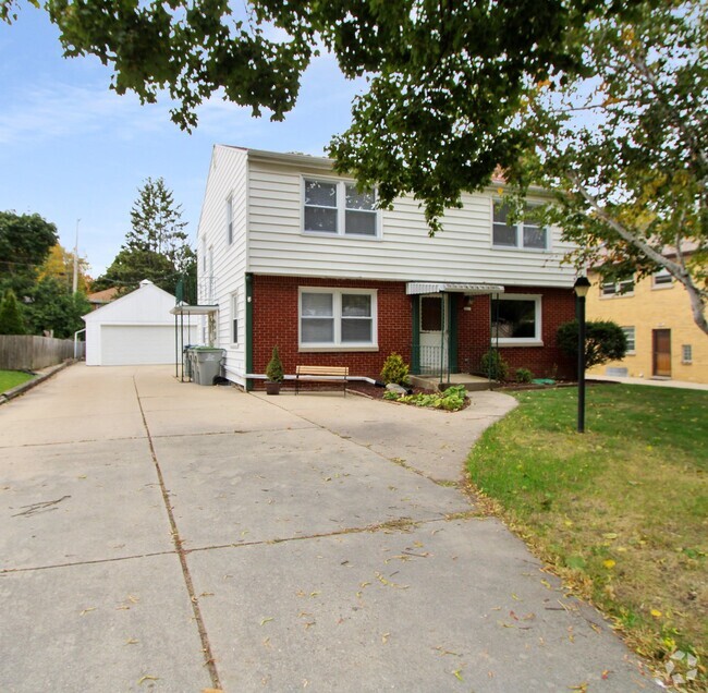 Building Photo - 2637 S 51st St