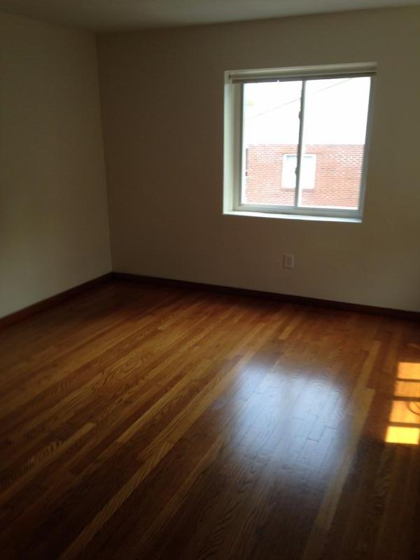 Building Photo - TWO BEDROOM - CLOSE TO HIGHWAY /SHOPPING