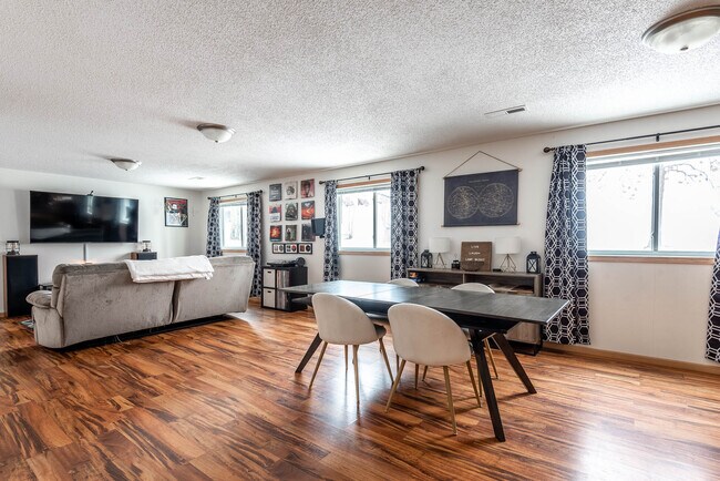 Building Photo - 226 Lakeview Dr