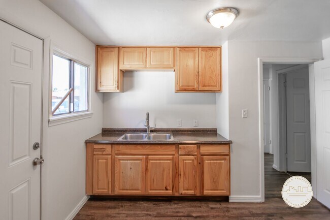 Building Photo - Beautiful 3 Bed 1 Bath Duplex in Provo! Co...
