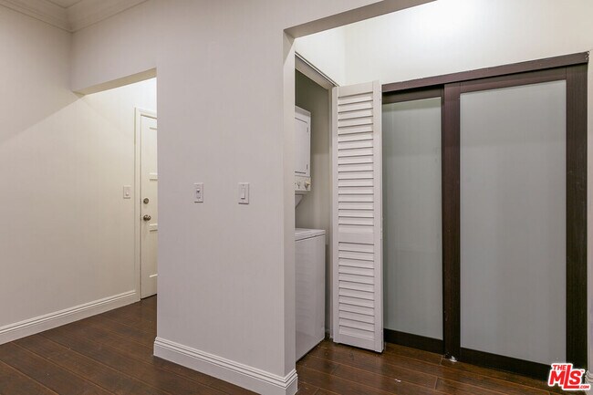 Foto del edificio - 7223 Willoughby Ave