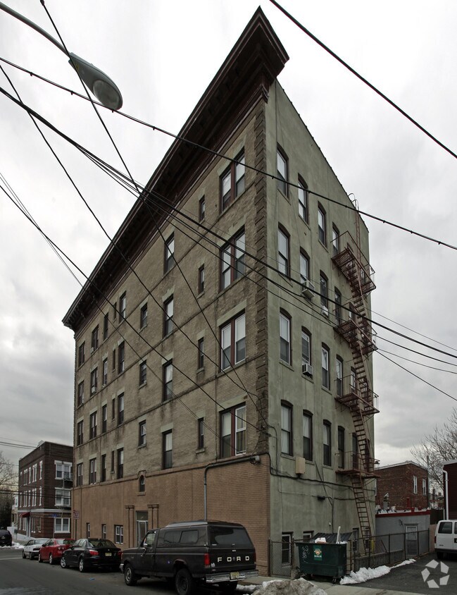Building Photo - 580 59th St