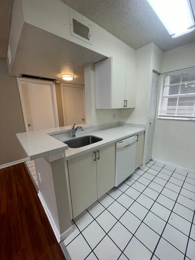 Foto del edificio - 2803 N Oakland Forest Dr