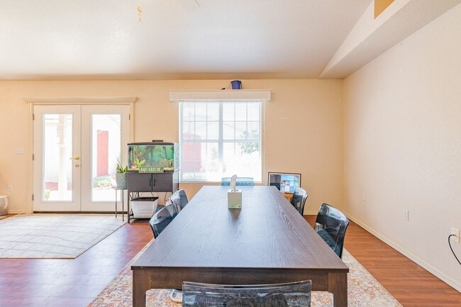 Building Photo - Conveniently located 3 Bedroom, 2 bath