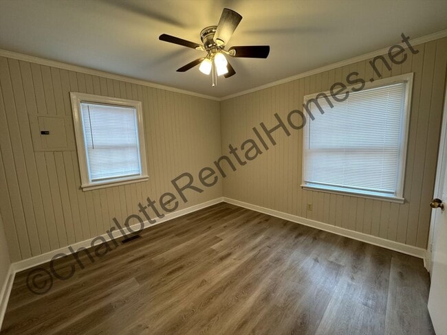 Foto del edificio - Brick Ranch home  Convenient location