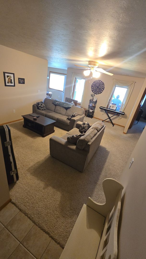 Building Photo - For Rent: 2 Bed / 2 Bath with 2-Car Garage...