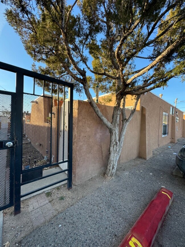 Foto del edificio - 932 San Pedro Dr SE