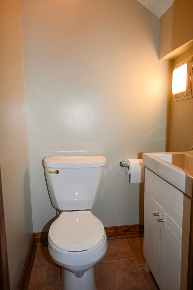 Building Photo - 507 E 7th St