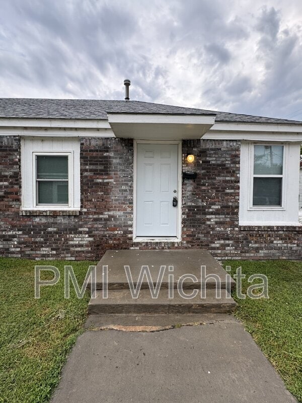 Building Photo - 816 S Water St