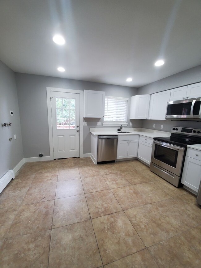 Building Photo - Beautiful 2 Bed 1 Bath Unit For Rent in Wh...