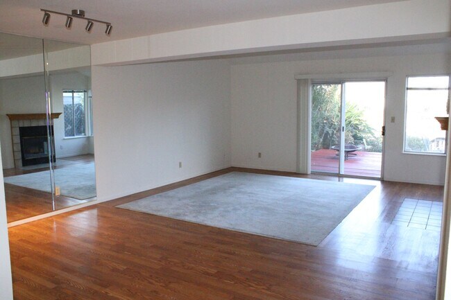 Building Photo - Waterfront Townhome In Pittsburg with Dock...