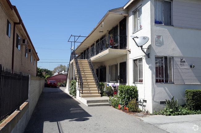 Building Photo - 511 N Serrano Ave