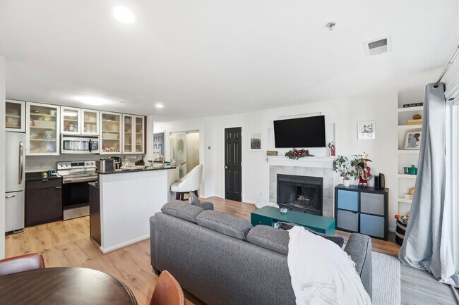 Foto del edificio - Uptown Living • Prime Location • City Views