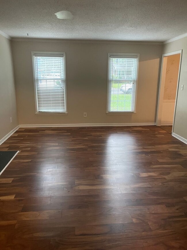 Building Photo - Updated 4 Bedroom Convenient to I-40, Shop...