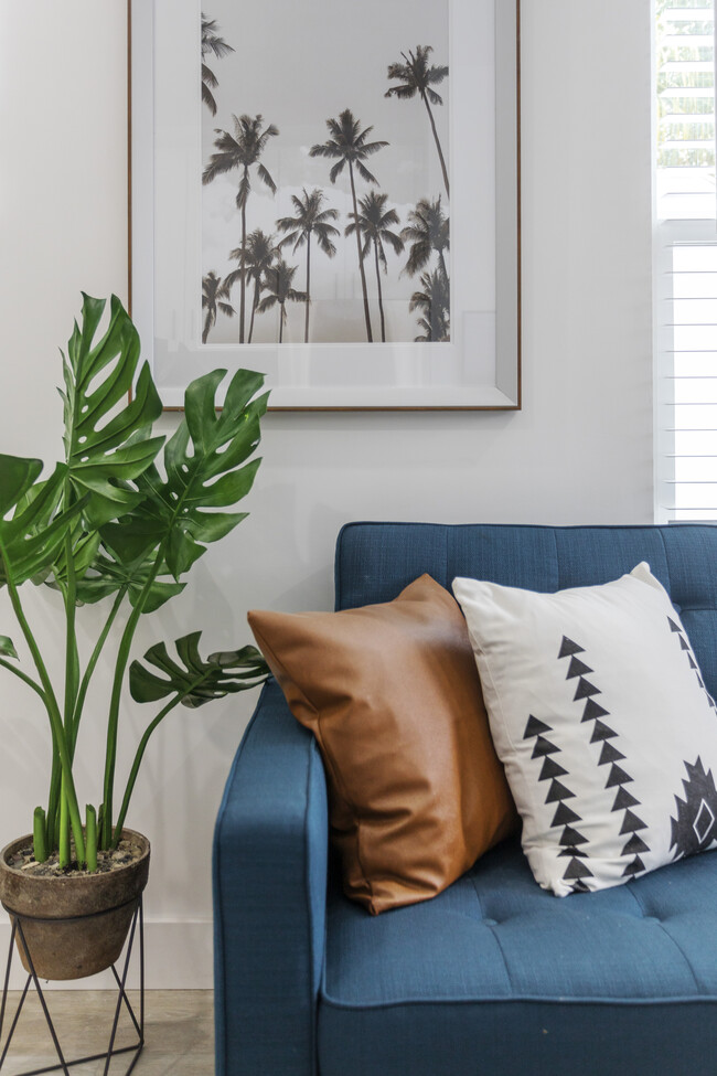 Building Photo - 329 N Alexandria Ave