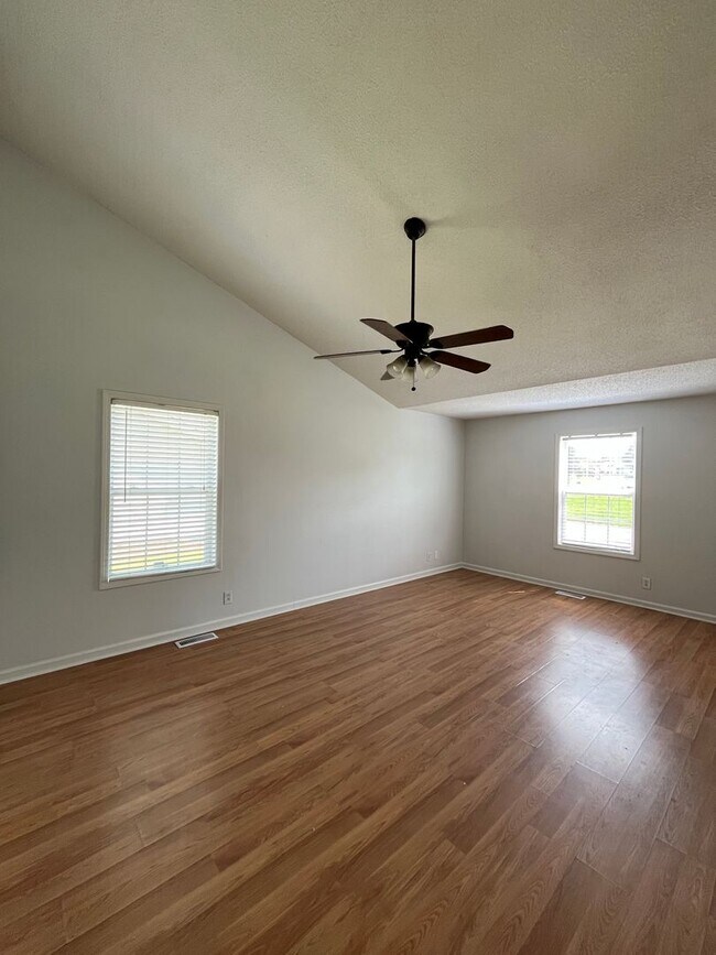 Building Photo - Available Now! Great Home Close To Fort Campbell!