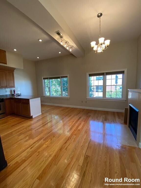 Foto del edificio - 261 W 2nd St