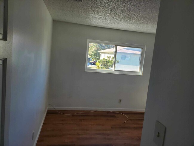 Room 1 - 2114 Peppertree Way