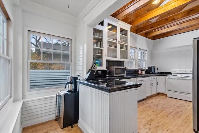 Foto del edificio - Welcome to this charming craftsman home ne...