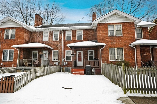 Building Photo - 2 Bed/1Bath Single Family Row House - Section 8 Considered