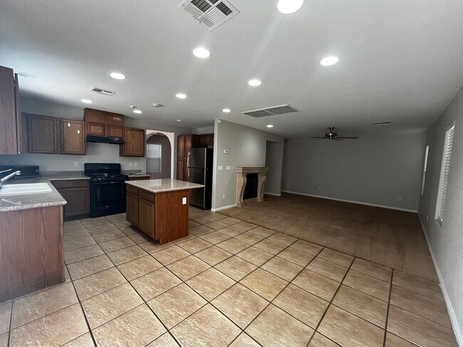 Foto del edificio - Welcome to this stunning 3-story home loca...