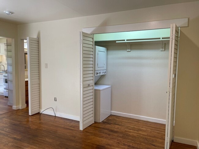 Building Photo - Quaint and cozy studio located near downto...