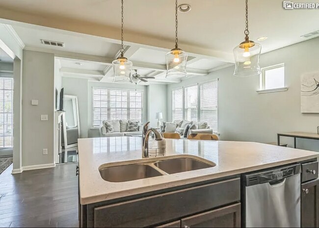 Foto del edificio - 7731 Cabrini Pl