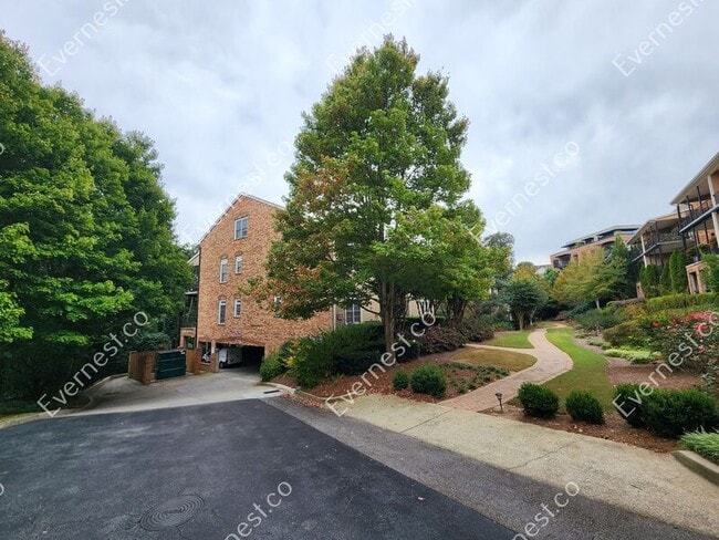 Foto del edificio - 312 Creek View Ln