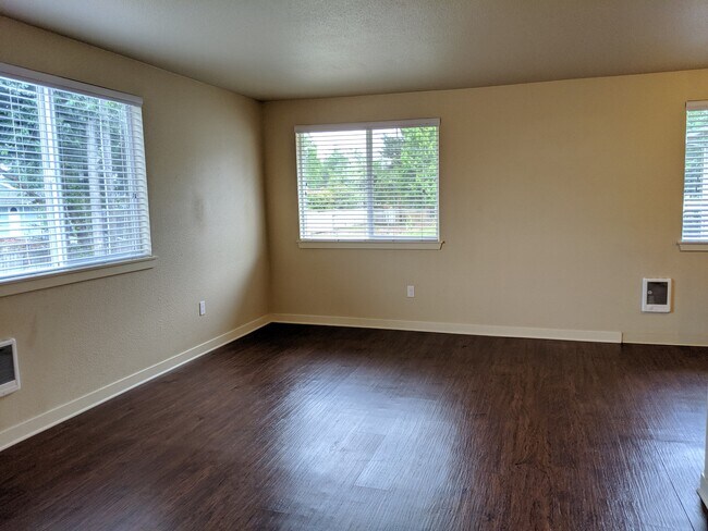 Suelos de tablones en las zonas de estar - 3305 Sawyer St