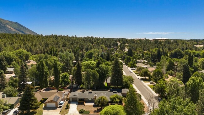 Foto del edificio - Reburbished 3bd/2ba, 2,275 sq ft home in Coconino Estates close to Hospital, park, downtown Flags...