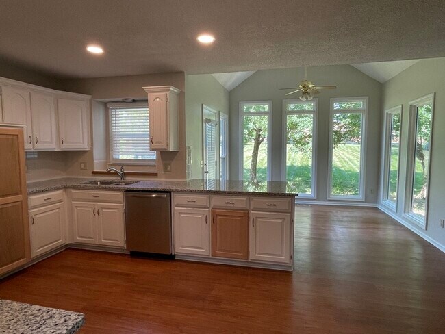 Foto del edificio - Welcome to this stunning 4-bedroom, 2.5-bathroom home located in the desirable Overland Park.