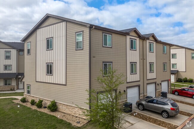 Foto principal - Starwood Farms Townhomes