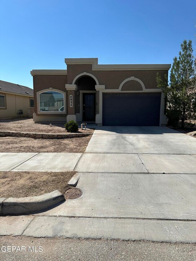 Foto principal - 4925 Vincent James St