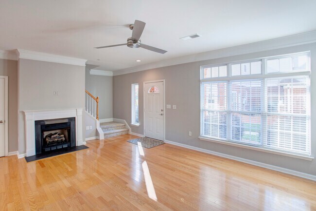 Building Photo - 1047 Central Park Cir