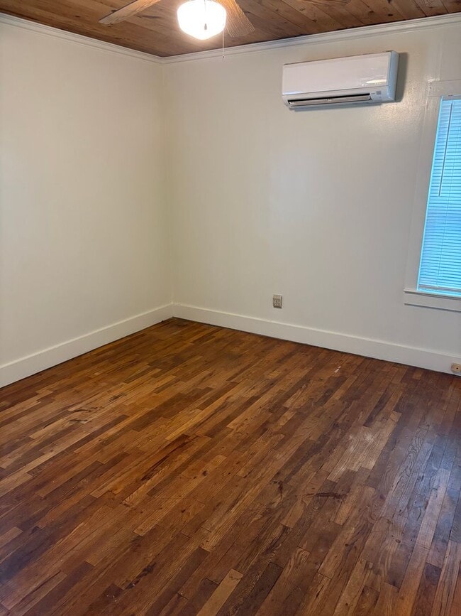 Building Photo - WALKING DISTANCE TO U OF A! ONLY STUDENTS ...