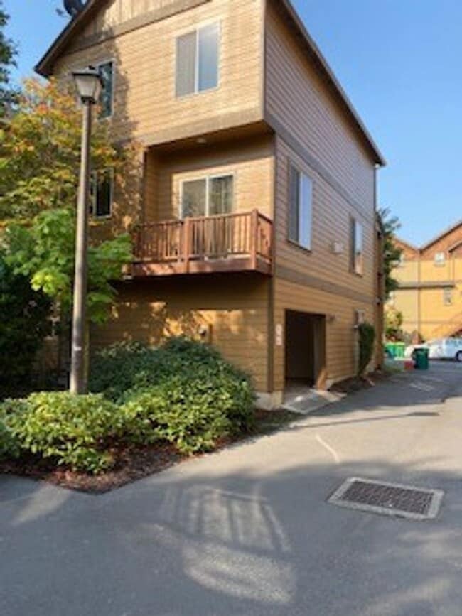 Building Photo - 1090 SW 162nd Ave