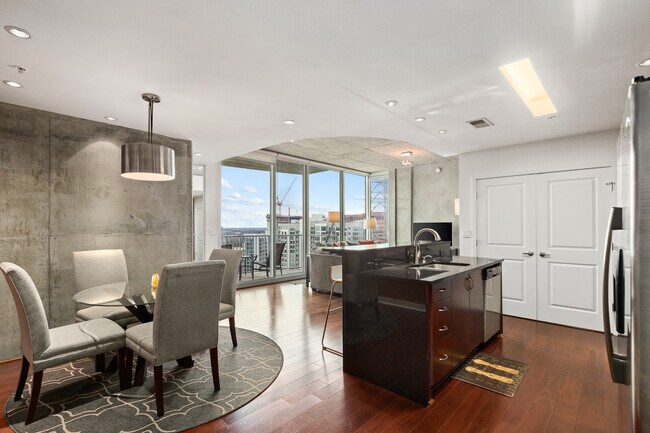 living room / dining room view - 860 Peachtree St NE