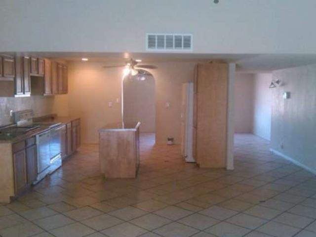 Building Photo - 5 bedroom in PHOENIX AZ 85033