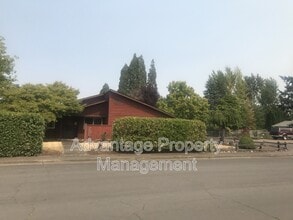 Building Photo - 2538 SE Thompson St