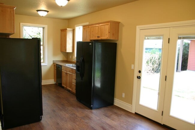 Building Photo - Newer Big 6 room, 4 Bathroom