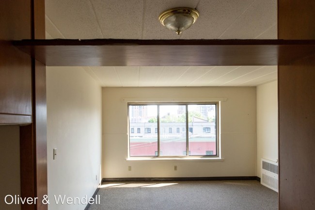 Foto del edificio - 600 University Ave SE