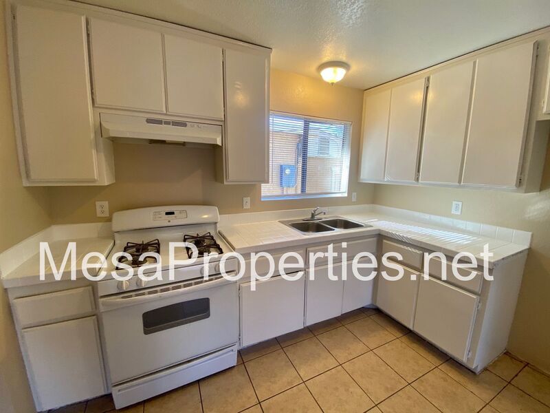 Primary Photo - 320 N Sycamore Ave
