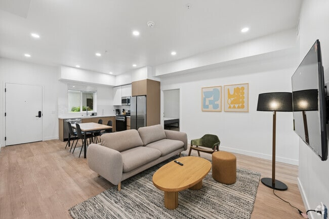 5BR, 5BA - Unit 104 - Living Room - 626 N Wilton Pl