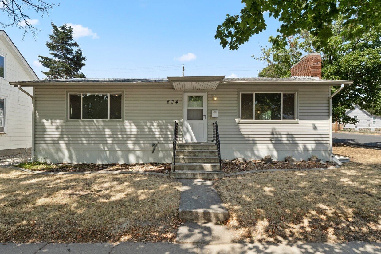 Primary Photo - Updated 5 bed 2 bath home centrally locate...