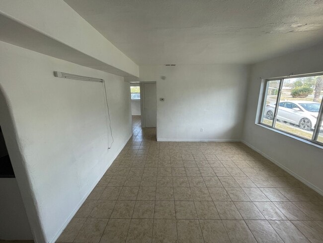 Building Photo - Corner Lot close to US 19