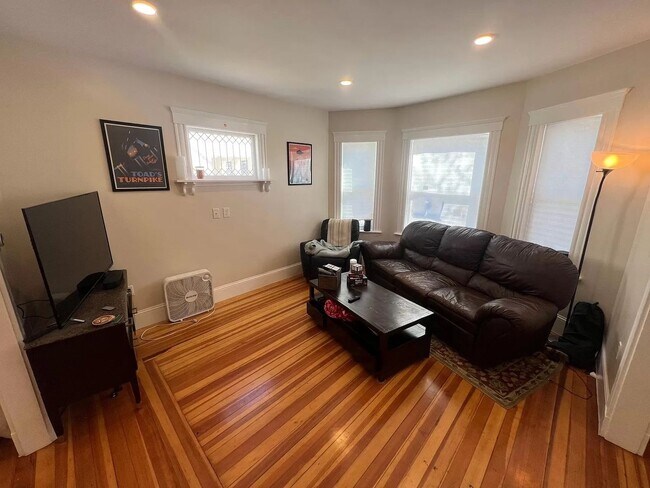 Building Photo - Three bed two bath in Brighton Available S...